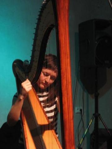 Clare Cooper (guzheng, harp) solo. Ausland, Berlin Germany 2007. Photo S.Langely